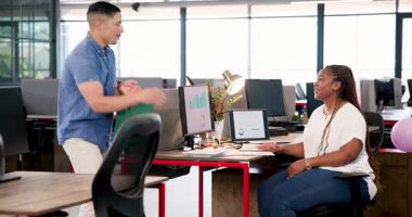 Çeşitli iş arkadaşları, dizüstü bilgisayar kullanarak ve çizelgeleri inceleyerek modern ofiste yeni bir işe başlıyorlar. Çalışma alanı, işbirliği, destek, üretkenlik, takım çalışması, motivasyon, profesyonellik