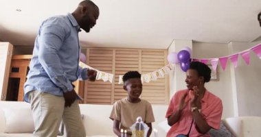 Aile evde doğum günü kutlaması, aileler alkışlarken oğullar keklere gülümsüyor. Kutlama, mutluluk, parti, neşe