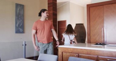 Çift modern mutfakta sıcak bir şekilde sarılıyor, neşeli yeni evlerini kutluyorlar. Arkadaşlık, kutlama, birliktelik, mutluluk, toplanma, yaşam tarzı