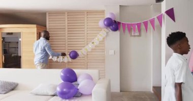 Evde kutlama için mor balonlar ve afişlerle dekore edilen oturma odası. Parti, dekorasyon, şenlik, renkli, ev, iç mekan