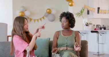 Çeşitli arkadaşlar kutlama yaptıktan sonra oturma odasını temizliyor, tabak tutuyor ve yüzeyi siliyorlar. Temizlik, dostluk, kutlama, modern, takım çalışması, ev, festival