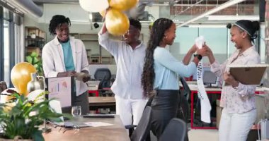 Afrika kökenli Amerikalı meslektaşlar çalışma alanında buket, balon ve grafikle ofis doğum gününü kutluyorlar. Kutlama, meslektaşlar, takım çalışması, ofis, şenlik, mutluluk, sürpriz