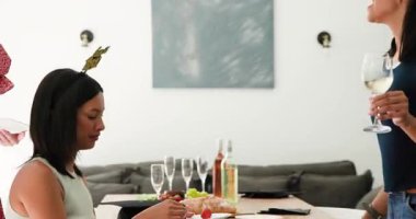 Çeşitli bayan arkadaşlar ellerinde tabak ve şarap kadehleriyle yemek alanına girip mezuniyetlerini kutluyorlar. Kutlama, dostluk, zarafet, neşe, konukseverlik, sosyalleşme, modern