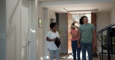 Afrika kökenli Amerikalı bir ajan, evlerindeki tavan penceresi altında turne için çeşitli çiftlere rehberlik ediyor. Modern, mimari, iç mekan, yaşam tarzı, konut, zarafet, aydınlatma