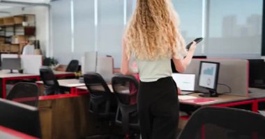 Çeşitli iş arkadaşları proje verilerini gözden geçirmek için açık-plan ofisindeki masalarda yazılı çizelgeleri değiş tokuş ediyorlar. Çalışma alanı, takım çalışması, üretkenlik, analiz, profesyonel, teknoloji, ergonomik