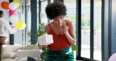 Çeşitli meslektaşlar modern ofiste kurdele kesiyor, ellerinde balonlar ve hediye kutuları var. Kutlama, takım çalışması, balonlar, hediye, modern ofis, toplantı