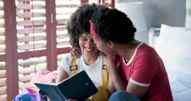 Evde, iki kadın gülüyor ve hikayelerini paylaşıyor, birbirlerinin arkadaşlığından zevk alıyorlar. Arkadaşlık, bağ, mutluluk, rahatlık, sohbet, oturma odası.