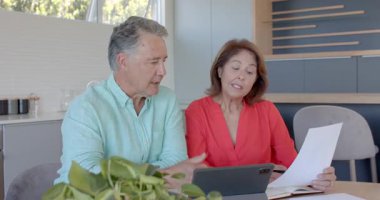 Tablet, çeşitli üst düzey çiftlerin kaydırmaları, kağıtları gözden geçirmeleri, paylaşma noktaları tarafından tetiklenir. Aile, bağlantı, işbirliği, modern, iletişim, yaşam tarzı, sıcaklık