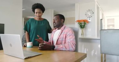 Video sohbeti, mutlu çift evde kahveyi seviyor, gülümsüyor ve neşeli anları paylaşıyorlar. Mutluluk, birliktelik, yaşam tarzı, bağlanma, aşk, rahatlama.