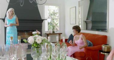 Çeşitli gruplar kahve masasının etrafında toplanıyor, şampanya dolduruyor ve kutluyorlar. Kutlama, dostluk, ağ, eğlence, çağdaş, zarafet, yaşam tarzı