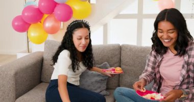 Kanepede oturan çeşitli bayan arkadaşlar. Balonla sohbet ediyorlar, abur cubur yiyorlar, pasta kesiyorlar. Kutlama, dostluk, neşe, gündelik, rahat, sosyalleşme, şenlik