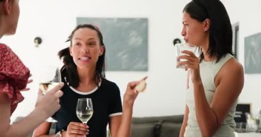 Çeşitli bayan arkadaşlar mezuniyeti kutluyorlar, şarap kadehlerini kaldırıyorlar, sarılıyorlar. Kutlama, arkadaşlık, çeşitlilik, neşe, sofistike, sosyalleşme, mutluluk