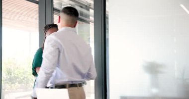 Ofiste proje tartışması yapan, kağıtları inceleyen ve dizüstü bilgisayar kullanan çeşitli iş arkadaşları. İşbirliği, iletişim, modern, çalışma alanı, takım çalışması, beyin fırtınası, müdahale