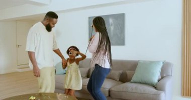 Çeşitli aile dekorasyon odaları, güneş gözlüğü takarken akıllı telefon kullanarak selfie çekmek. Kutlama, aile, dekor, rahat, birliktelik, mutluluk, modern, yaşam tarzı