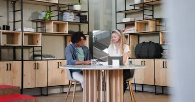 Çeşitli iş arkadaşları masadaki belgeleri inceliyor, geri bildirim paylaşıyor, el sıkışıyor ve çıkıyorlar. İşbirliği, takım çalışması, profesyonel, modern, iletişim, beyin fırtınası, teknoloji