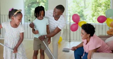 Aile, renkli balonlar ve parlak pencerelerle evde eğleniyor. Kutlama, birliktelik, neşe, aktivite, neşe, coşku, aile