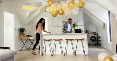 Çeşitli çiftler evde şişe ve flüt alıp tost için yıldönümü afişinin altına battaniye seriyorlar. Kutlama, romantizm, evcil, rahat, zarif, neşeli, yaşam tarzı