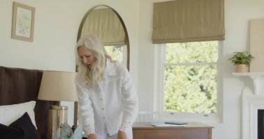 Çeşitli üst düzey çiftler sohbet ediyor, mavi çantayı açıyor, eve giderken giysi ve güneş gözlüğü takıyor. Yaşam tarzı, arkadaşlık, seyahat hazırlığı, samimiyet, sonbahar, samimi, samimi