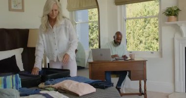 Yatak odası girişinden sonra, çeşitli üst düzey çiftler bavul hazırlayıp, seyahat programını gözden geçiriyorlar. Seyahat, toplanma, olgunlaşma, aksesuarlar, organizasyon, uyum, yaşam tarzı