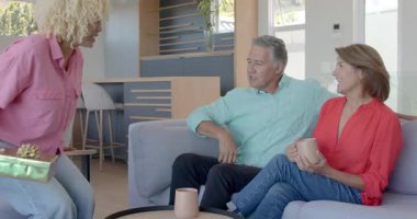 Kızın eve dizlerinin üstünde altın bir hediye kutusu sunarak giriyor. Test ve ultrasonu gösteriyor. Aile, kutlama, sürpriz, duyuru, sevinç, nesiller boyu, yürekten