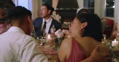 Çeşitli düğün konukları tosta doğru dönüyor, kadeh kaldırıyor ve yemek masasında salata yiyorlar. Kutlama, zarafet, misafirperverlik, manzara, neşe, ortam, lüks