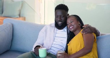 Kanepeye kurulurlar, Afro-Amerikan çift kahve içerler ve rahatlamak için bardak kaldırırlar. Romantizm, samimiyet, rahatlık, gündelik, uyum, rahatlık, sıcaklık.