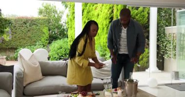 Şampanya ve çilek taşıyan bir adam, evde kutlama için hazırlanıyor. romantizm, lüks, hoşgörü, şenlik, vesile, içecek