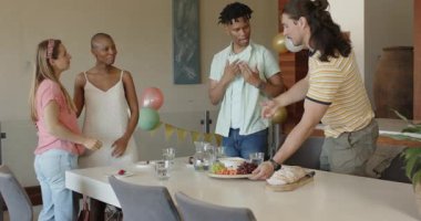 Arkadaşlar yemek hazırlar, bulaşıkları ve içecekleri düzenler, birlikteliğin tadını çıkarırlar. Yemek, toplanma, arkadaşlık, kutlama, yaşam tarzı, konukseverlik