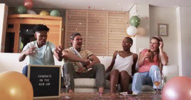 Arkadaşlar yeni işi konfeti ve içkilerle kutluyorlar. Kutlama, dostluk, başarı, parti, mutluluk, başarı