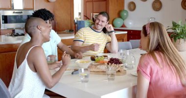 Arkadaşlar evdeki mutfak masasında sağlıklı atıştırmalıkların ve kahkahaların keyfini çıkarıyorlar. Arkadaşlık, toplanma, atıştırma, birliktelik, bağlanma, yaşam tarzı