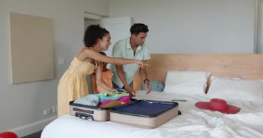 Çeşitli aile planlaması tatilleri, evde bavul hazırlamak, kırmızı şapkalı ve güneş gözlüklü. Tatil, aile, hazırlık, konfor, yaşam tarzı, macera, bağ