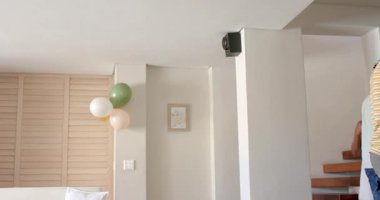 Evde renkli balonlar düzenlemek, adam kutlama etkinliğine hazırlanıyor. Parti, dekorasyon, şenlik, hazırlık, neşe