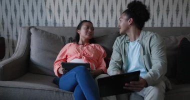 Çeşitli çiftler panoyu inceliyor ve gri koltukta ekranı gösteren adamlardan sonra dizüstü bilgisayarları tartışıyorlar. İşbirliği, iletişim, teknoloji, yerli, samimiyet, gündelik, planlama