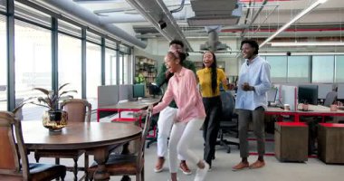 Afrikalı Amerikalı meslektaşlar bilgisayar ve fabrikayla gülümseyen modern ofis içinde sözleşme imzalıyorlar. İşbirliği, anlaşma, takım çalışması, ofis, profesyonellik, büyüme, pozitiflik