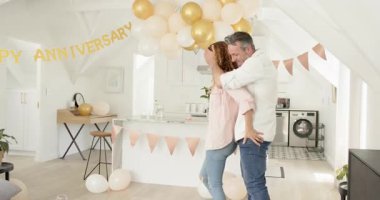 Balonlu yaşlı çift, yıldönümü sürprizi için gözlerini kapatan adam, çift kucaklaşması. Romantik, kutlama, samimi, dekor, samimi, sevgi, kilometre taşı