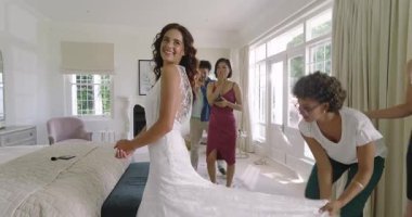 Gelinler yatak odasında gelinlikleriyle beliriyor. Anne nedimeler kameraya el çırpıyor. Kutlama, zarafet, kadınlık, sahne, samimiyet, neşe, sofistike