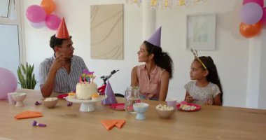 Çeşitli anne kızları evde, süslü masada kutlama pastalarıyla kutluyorlar. Kutlama, aile, sevinç, bağ, parti, pasta, dekorasyon