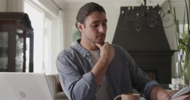 Kağıtları sıralamak, notlar yazmak, iş yerinde kahvemi yudumlamak. Üretkenlik, çalışma alanı, organizasyon, yaratıcı, ev ofisi, çağdaş, rahatlatıcı