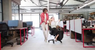 Çeşitli iş arkadaşları ofis koltuğunda akıllı telefonlarıyla gezintiye çıkıyorlar. İşbirliği, takım çalışması, yoldaşlık, modern, endüstriyel, çalışma alanı, iç mekan