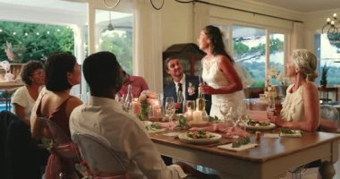 Gelinlik giymiş Asyalı gelin konuşuyor, kadeh kaldırmak için flüt kaldırıyor, konuklar tezahürat yapıyor, fotokopi çekiyor. Kutlama, zarafet, lüks, romantizm, samimiyet, sıcaklık, dekor