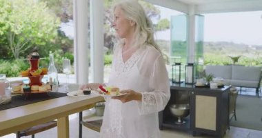 Çeşitli bayan arkadaşlar kapalı terasta sarılıyor, pastaları stanttan seçiyor, arkadaşlığa kadeh kaldırıyor. Kutlama, yoldaşlık, açık hava, zarafet, eğlence, mutluluk, sosyalleşme.