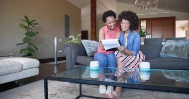 Çeşitli kadın çiftler evlerinde modern oturma odasında neşeyle dans ediyorlar. Dans, kutlama, mutluluk, arkadaşlık, bağ, ev