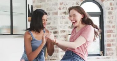 Çeşitli arkadaşlar tezgahta, tuğla duvarla, gülerek, cam bardak tutarak yüzüklere tepki veriyorlar. Neşe, dostluk, kutlama, yoldaşlık, yaşam tarzı, sosyal, modern