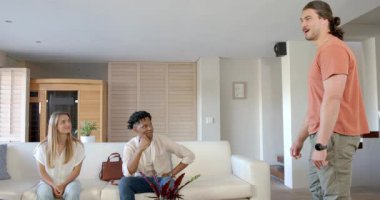 Arkadaşlar evdeki kanepede dinleniyor, sohbet ediyor ve birlikte gülüyorlar. Arkadaşlık, rahatlama, rahatlama, bağlanma, mutluluk, oturma odası.