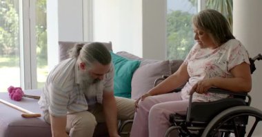 Bakıcının evde baston toplaması ve yaşlı hastaya tekerlekli sandalyeden kalkması gerektiğini fark ettim. Yardım, destek, hareketlilik, şefkat, arkadaşlık, refah, rehabilitasyon