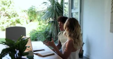 Evde el ele tutuşan genç çift, pencere kenarındaki huzurlu anın tadını çıkarıyorlar. Romantizm, samimiyet, birliktelik, bağlantı, rahatlama, sükunet