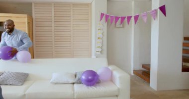 Memlekette kutlama, elinde mor balonla şenlikli bir balon tutan neşeli kadın. Kutlama, mutluluk, parti, tatil, neşe, etkinlik