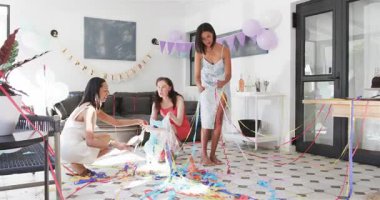 Piata kırdıktan sonra çeşitli bayan arkadaşlar flama toplayıp evde faraşla süpürüyorlar. Kutlama, dostluk, işbirliği, neşeli, renkli, yerli, gündelik.