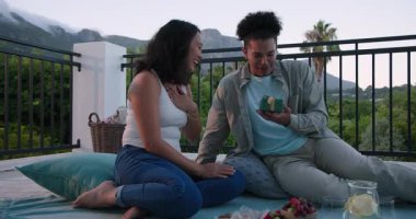 Çeşitli çiftler birbirlerine yeşil hediyeler veriyorlar ve villa terasında metalik altın kutular, gülüp sarılıyorlar. Romantik, kutlama, açık hava, dingin, neşeli, samimi, boş zaman