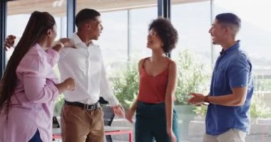 Çeşitli meslektaşlar modern ofis alanında tıbbi tören sırasında ödül törenini kutluyorlar. Kutlama, takım çalışması, başarı, tanınma, dostluk, profesyonellik, etkinlik